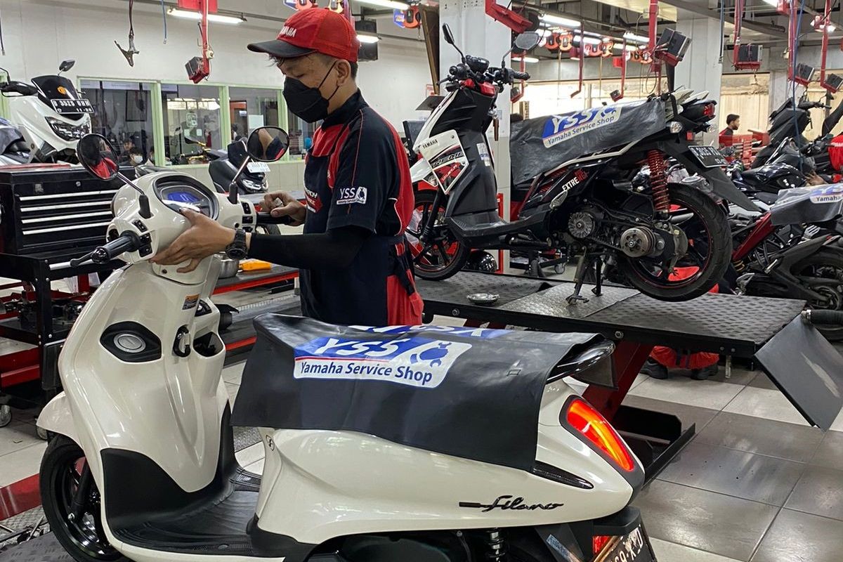 Tiga Manfaat Mengganti Oli Mesin Sepeda Motor Secara Rutin