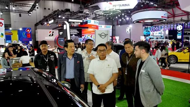 Moeldoko melihat mobil listrik di IIMS 2024