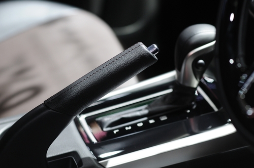 Ilustrasi Hill Start Assist pada mobil