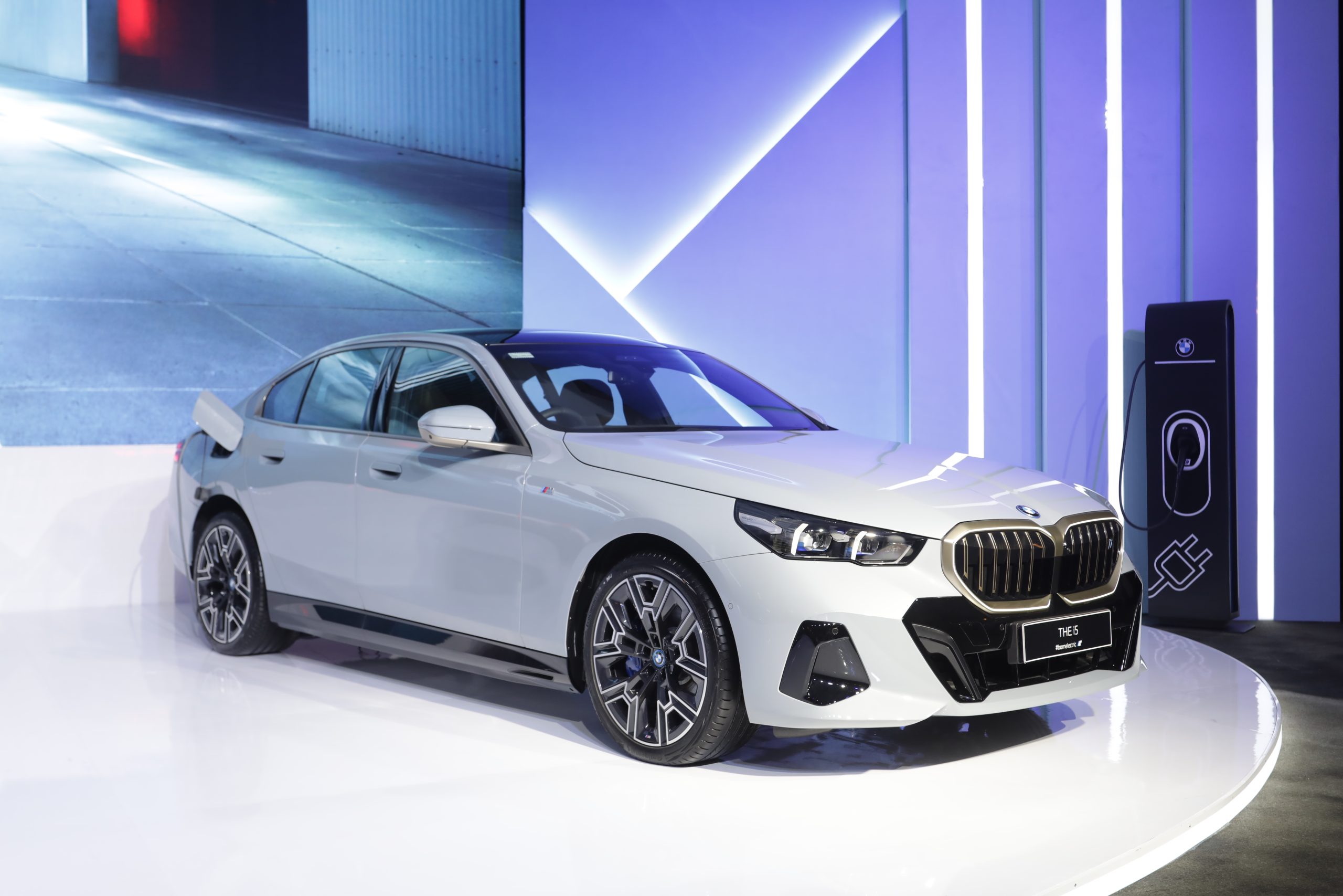 BMW Resmi Perkenalkan Mobil Listrik Mewah i5 eDrive40 M Sport, Harga Masih Rahasia