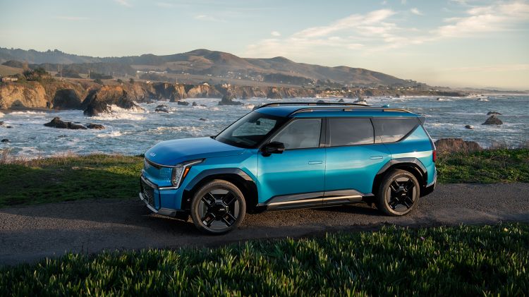 Mobil Listrik Kia EV9 Raih Penghargaan Women's Worldwide Car of the Year 2024