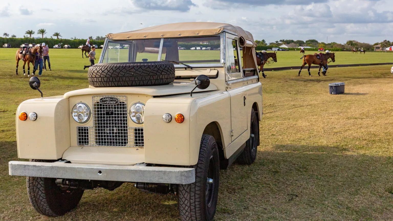 Modifikasi Tetap Pertahankan Wujud Asli, Land Rover  Disulap Jadi Mobil Listrik