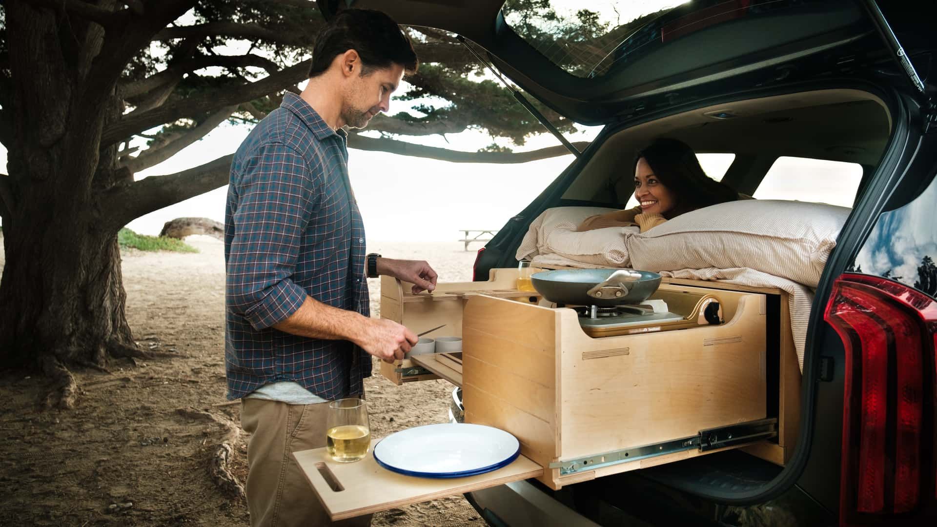 Seperangkat Alat Kemping Ini Sulap Mobil Jadi Tenda Berjalan