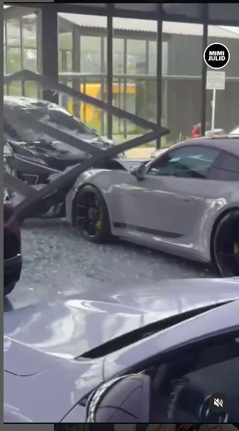 Mitsubishi Xpander Tabrak Porsche di Showroom Mobil Mewah, Netizen: Penyok Berarti Membeli