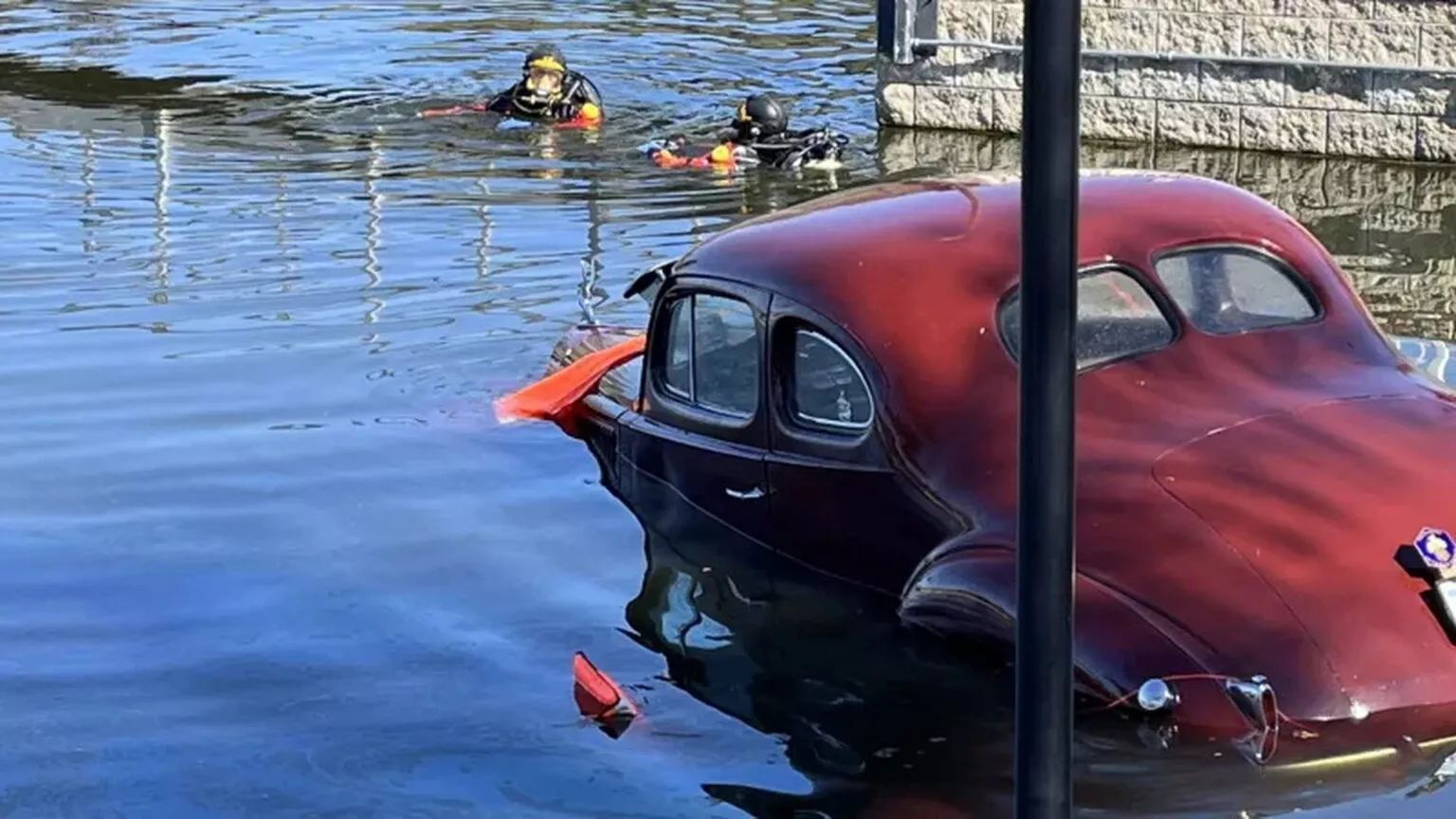 Niat Awal Sesi Foto, Mobil Klasik Langka Bernilai Setengah Miliar Rupiah Nyemplung ke Danau