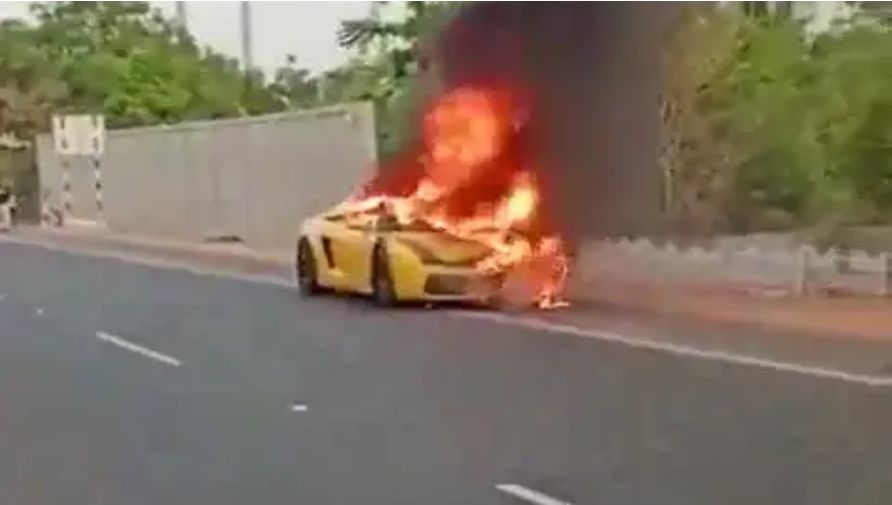 Pertikaian Sales Mobil Memanas, Supercar Lamborghini Gallardo Sampai Terbakar