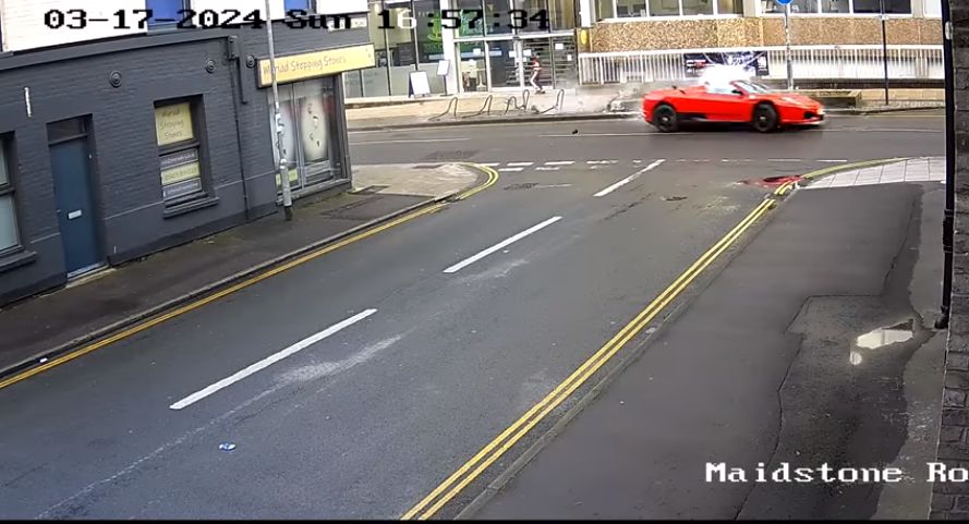 Sopir Ferrari Kalah dengan Jalan Basah, Hantam Trotoar