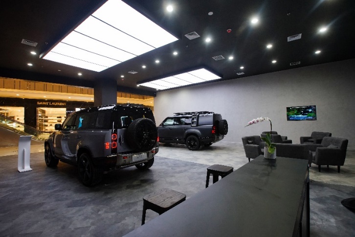 Mobil Tangguh Land Rover Defender Tinggal di Pusat Perbelanjaan