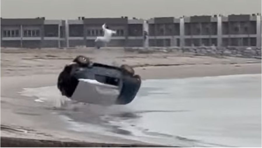 Sopir Ini Terbang Saat Mobilnya Terguling di Pantai (Mark Makhoul / YouTube)