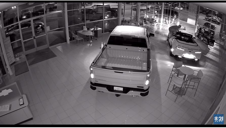 Pencuri Nekat, Tabrak Dealer Lalu Curi Dua Mobil Mewah