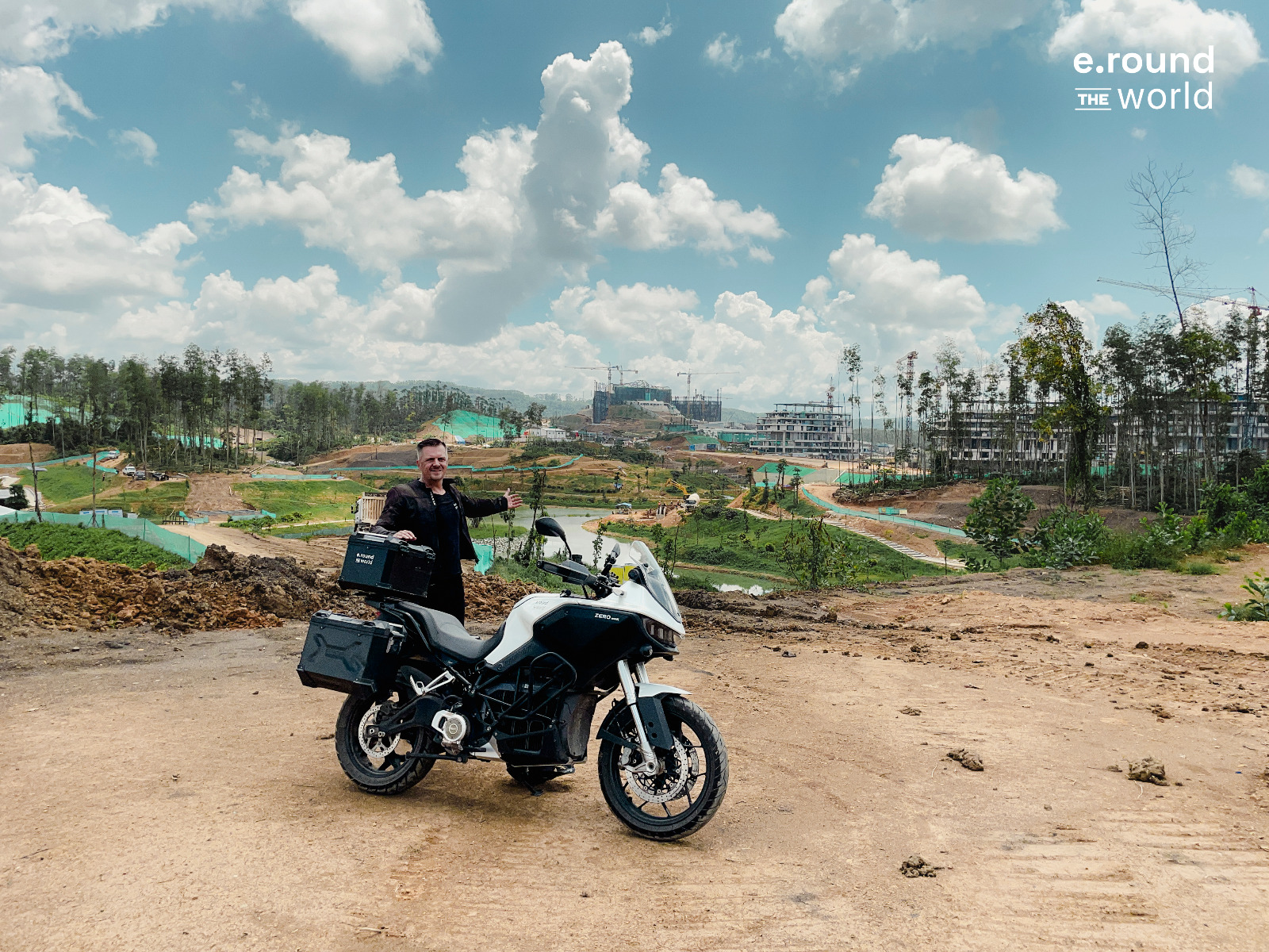 Keliling Dunia Pakai Motor Listrik, Roman Nedielka Tiba di IKN