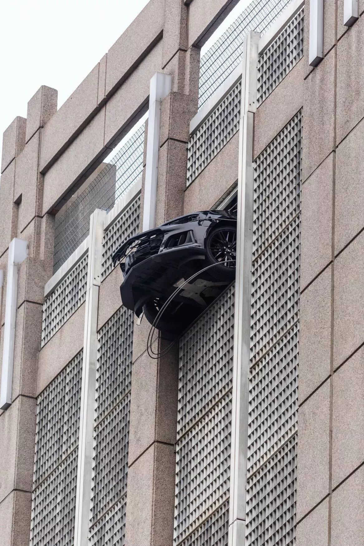 Lupa Pakai Rem, Mobil Mewah Nongol di Lantai 6 Gedung Parkiran