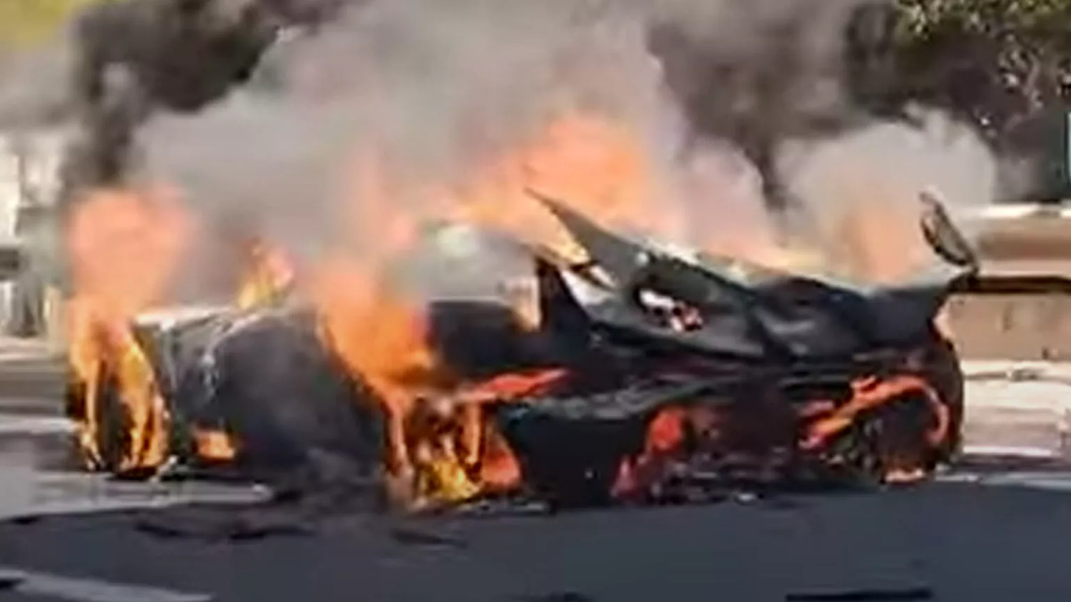 Mobil Super Mewah Koenigsegg Jesko Ludes Terbakar