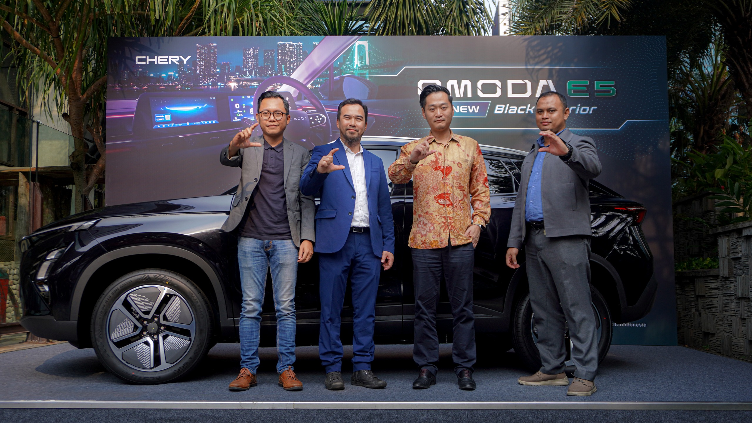 (Eko Fachruroji, Product Planning Manager PT CSI, Rifkie Setiawan, Head of Brand Department PT CSI, Zeng Shuo, Assistant Vice President PT CSI, Reza Deniar, Head of After Sales PT CSI dalam acara peluncuran varian Black Interior Chery OMODA E5)