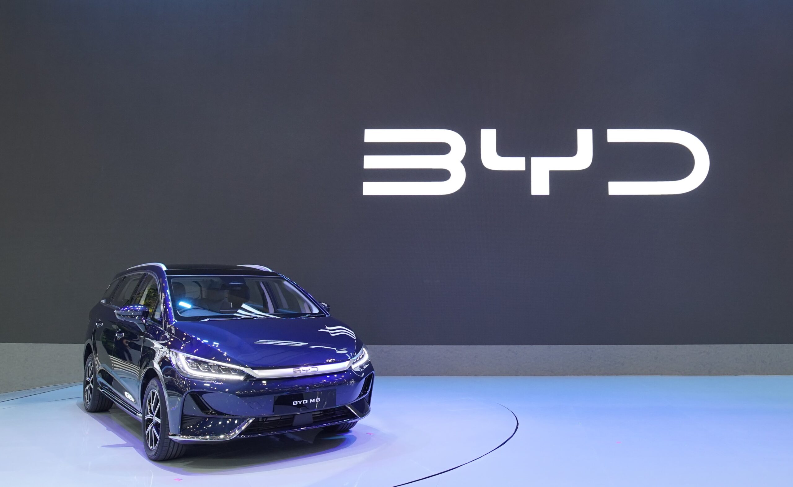 BYD M6