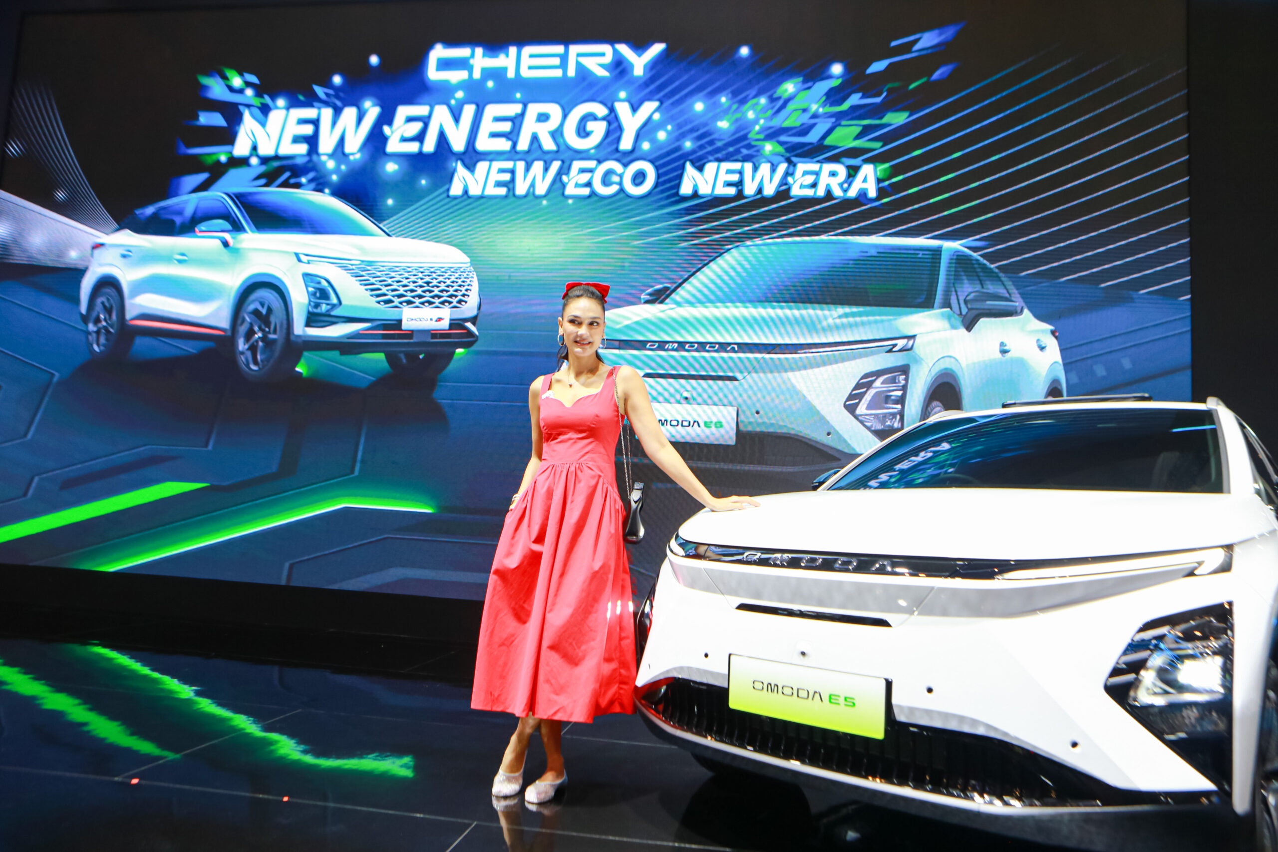 Luna Maya Beli Mobil Listrik di GIIAS 2024