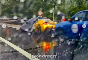 3 Ferrari Tabrakan dalam 1 Hari, Ada yang Terbakar   (@varryx_)