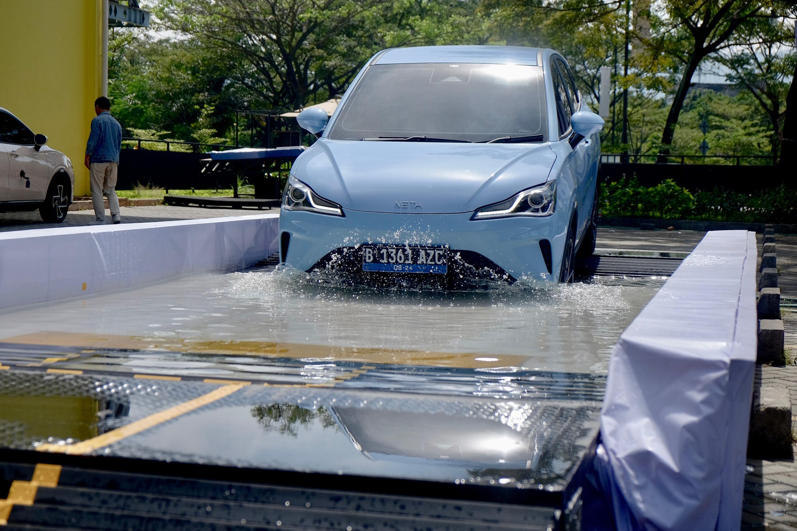 Uji Genangan Air Mobil Listrik NETA V-II