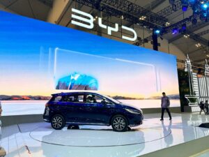 Mobil Listrik Keluarga BYD M6 Meluncur di GIIAS 2024