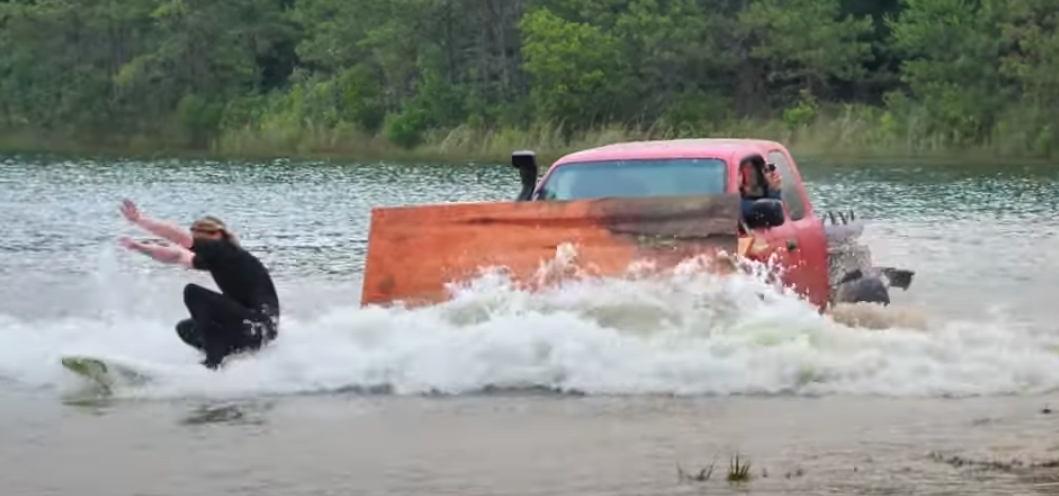 Mobil Toyota Ini Dimodifikasi Jadi Mesin Pembuat Ombak