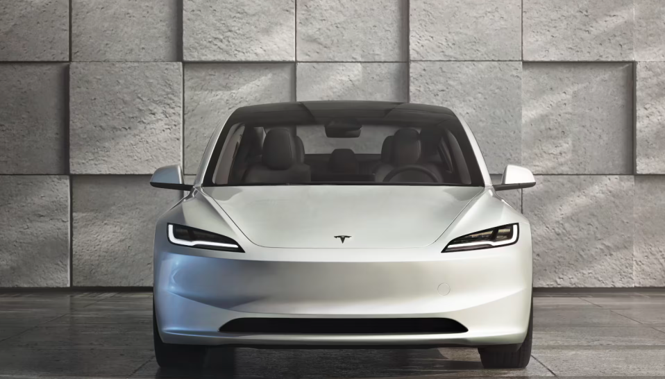 Advanced Driving Assists Tesla Model 3 Bikin Pengemudi Kurang Fokus