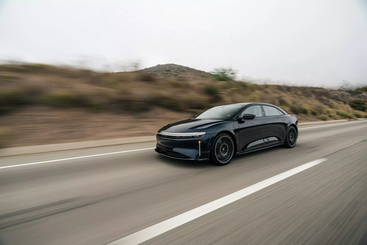 Mobil lapis baja Lucid Air Sapphire (Carscoops)