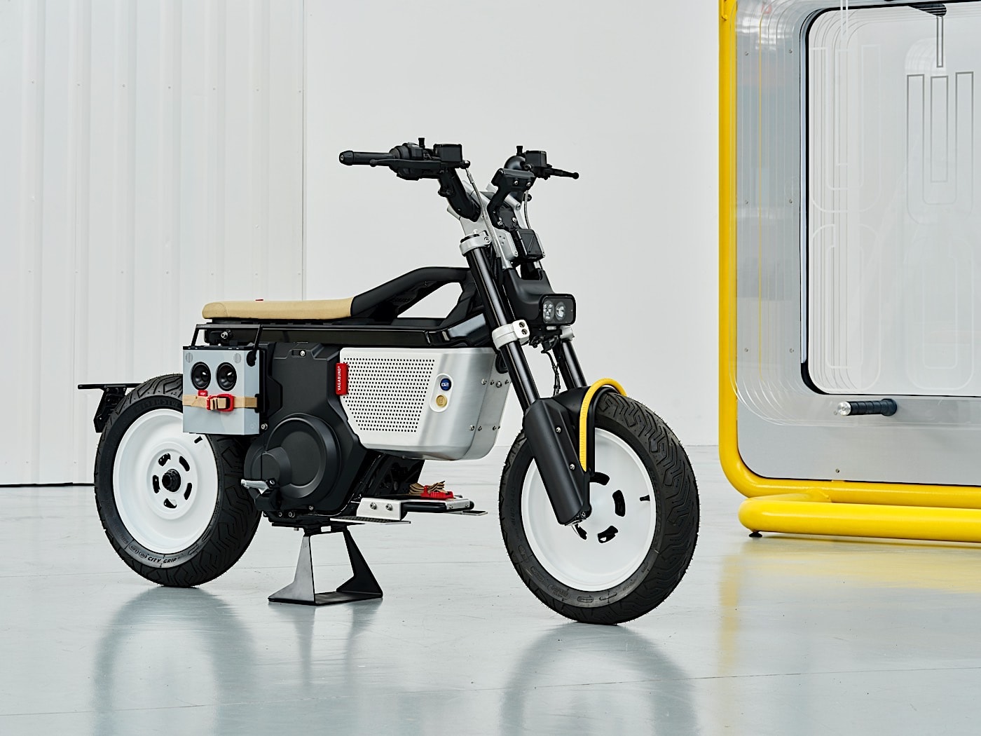 Modifikasi Motor Kustom BMW CE 02 x Vagabund