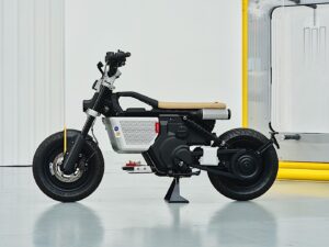 Modifikasi Motor Kustom BMW CE 02 x Vagabund (Autoevolution)