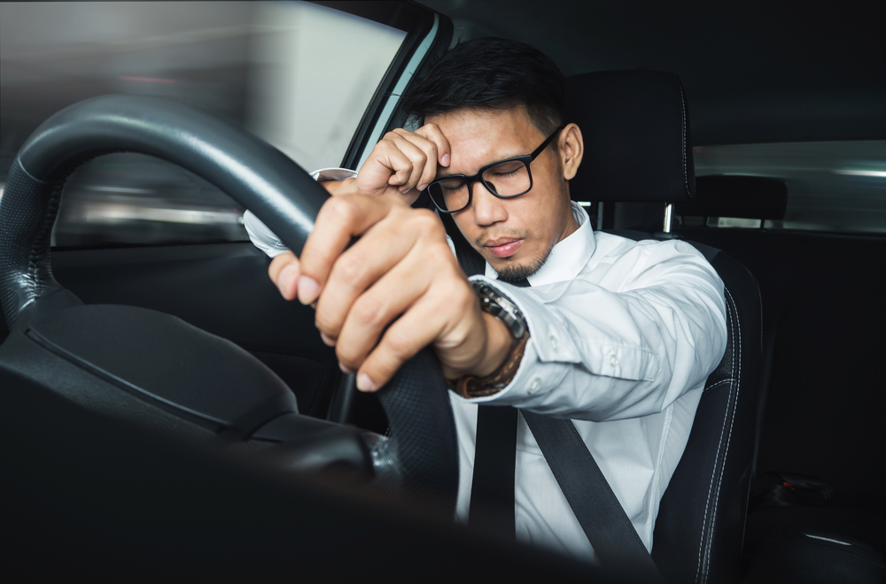 Mengantuk Saat Mengemudi, Atasi dengan 4 Cara Ini