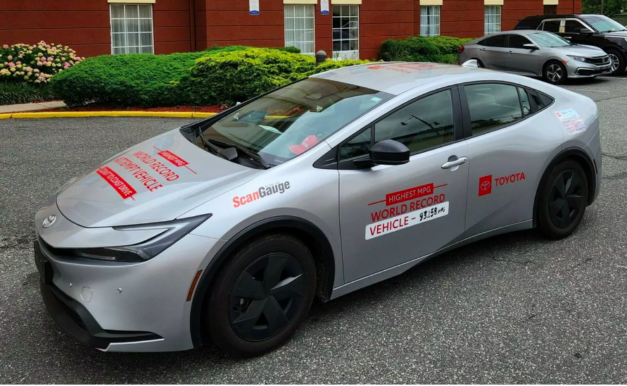Toyota Prius Cetak Rekor Dunia dengan Konsumsi BBM Terendah