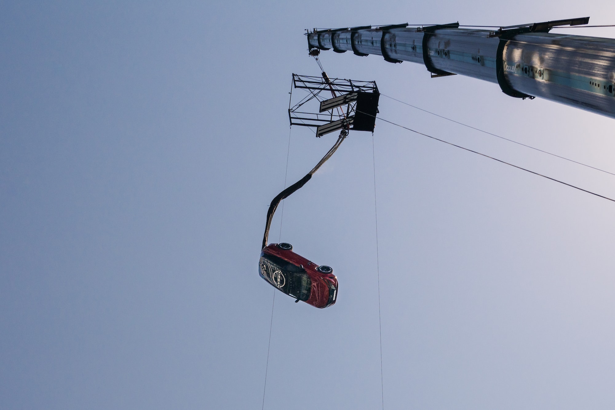 Nissan Jatuhkan Mobil dan Sopir dari Ketinggian 65 Meter