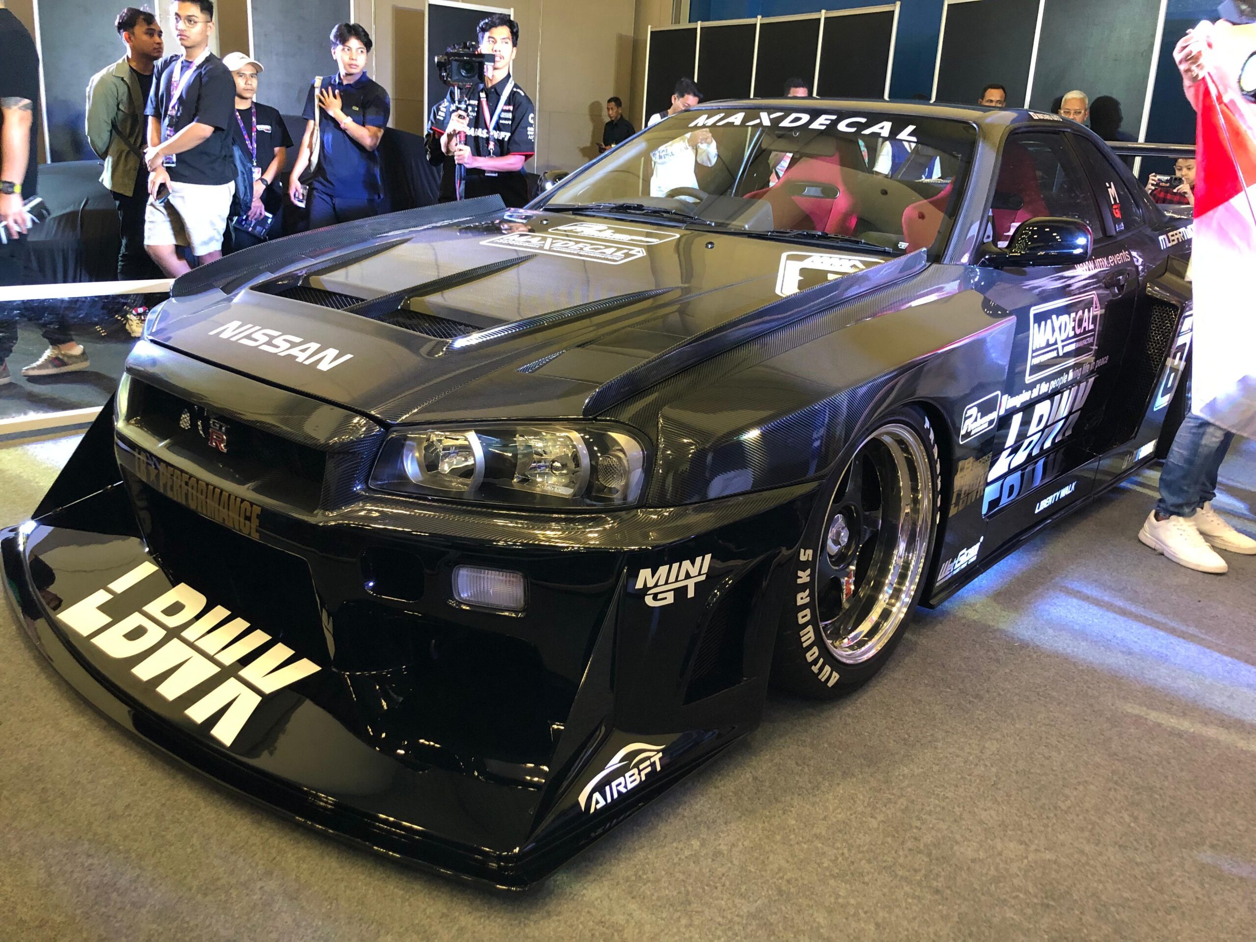 Nissan Skyline R34 Super Silhouette LBWK dan Versi Diecastnya Membuat Debut Spektakuler di IMX 2024