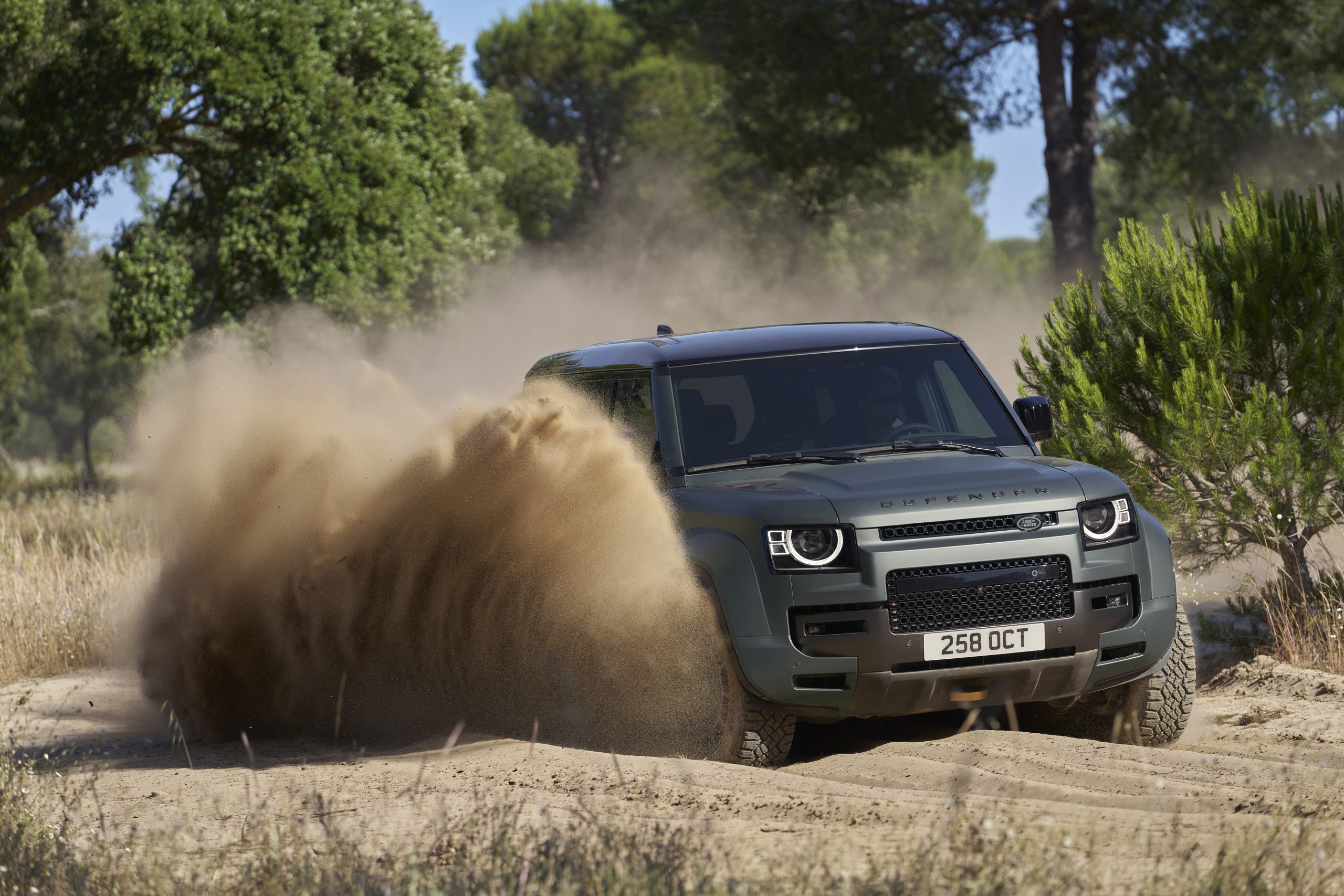 Defender Octa Resmi Meluncur, Siap Kuasai Jalan Raya dan Medan Off-Road