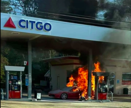 Mobil Mewah Ferrari Terbakar Saat Isi Bensin di SPBU