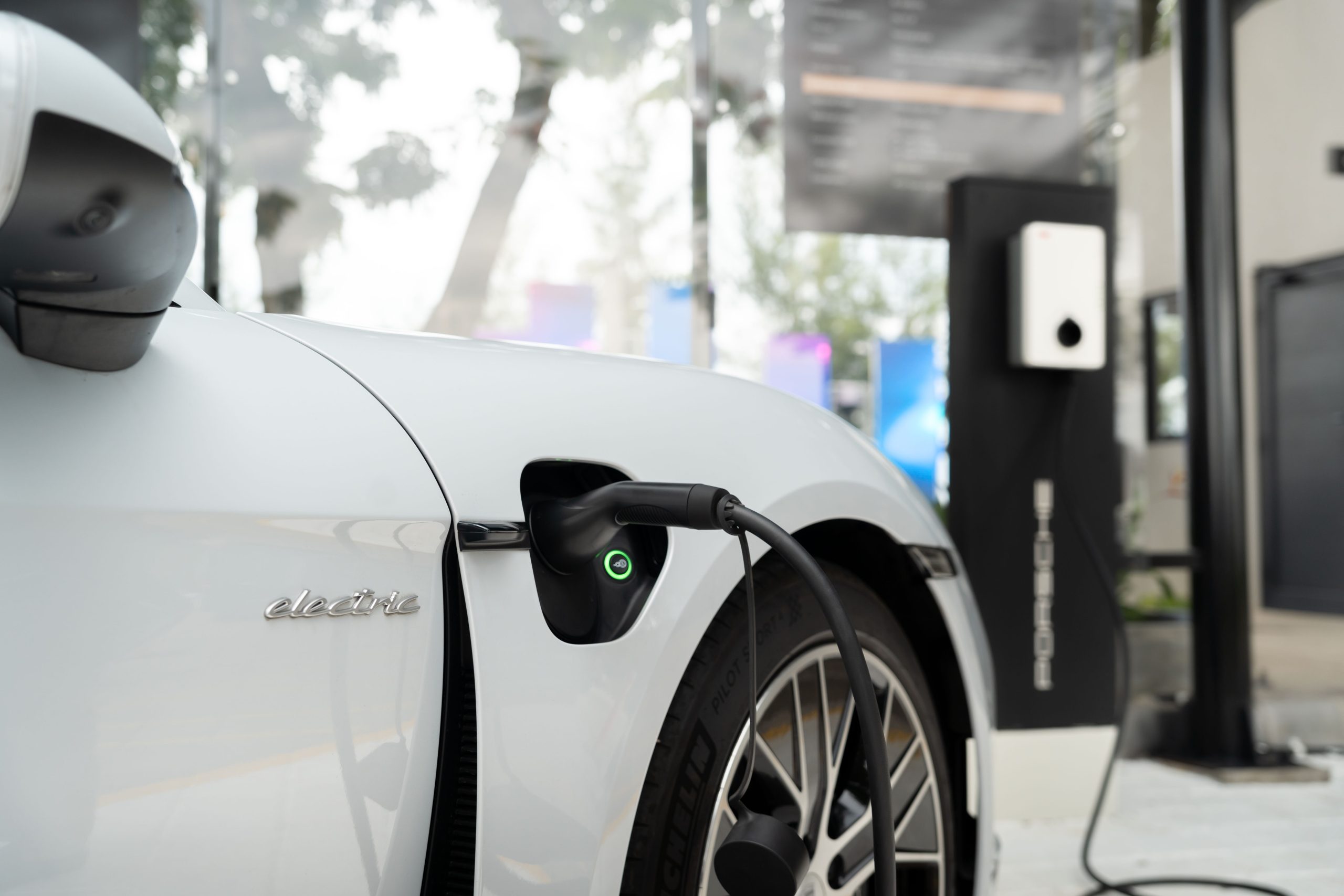 Pemilik Mobil Listrik Porsche Bisa Charge Gratis, Simak Lokasinya