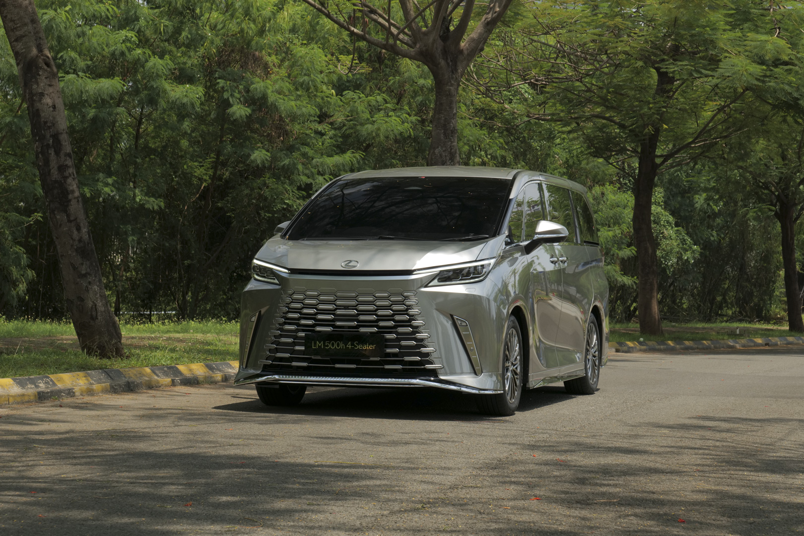 Lexus LM 500h Tetapkan Standar Baru Luxury Mover di Indonesia