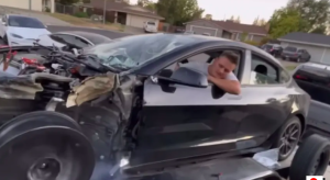 Pria Ini Sulap Tesla Rongsokan Jadi Mobil Listrik CyberRoadster