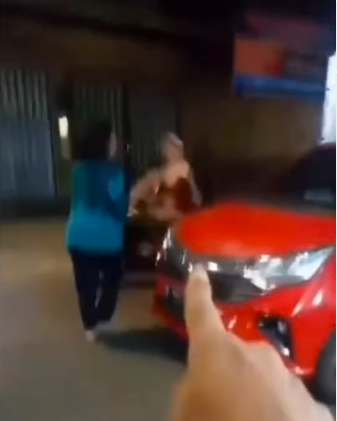 Ibu-Ibu Nekat Parkir Mobil di Tengah Jalan, Diduga Belanja ke Minimarket
