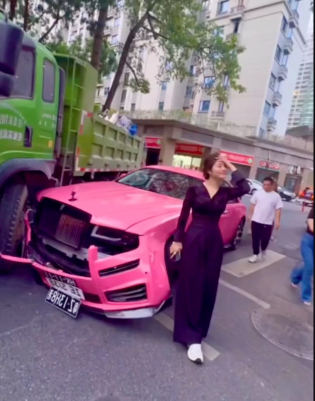 Sopir Rolls Royce Pink Malah Berpose Usai Ditabrak Truk Sampah