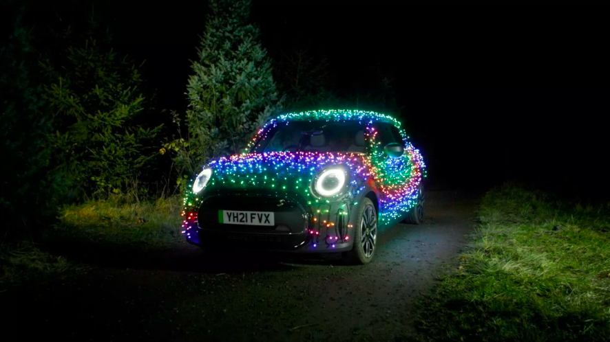 Pasang Lampu Natal pada Mobil Bisa Berurusan dengan Polisi