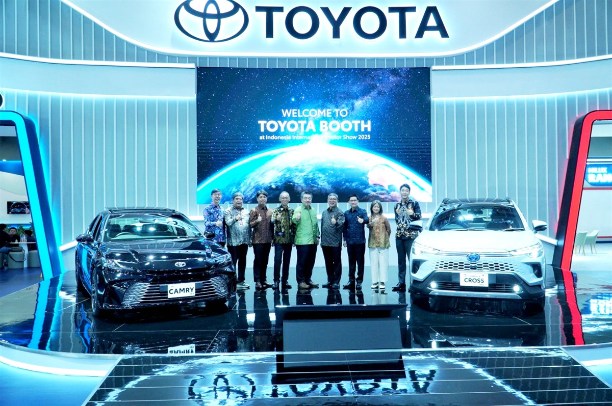Toyota New Camry HEV dan New Corolla Cross HEV Tampil Lebih Modern di IIMS 2025