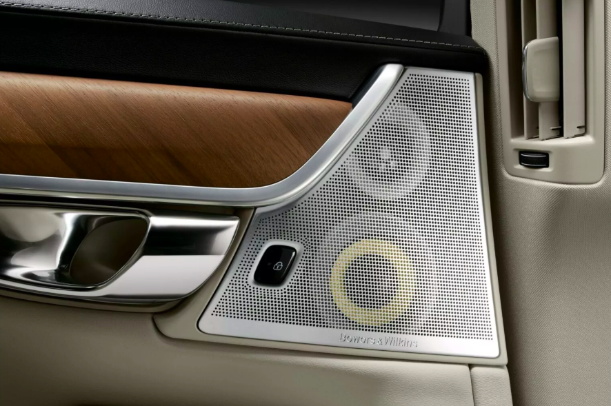 Memalukan, Mobil Mewah Ini Gunakan Speaker Palsu