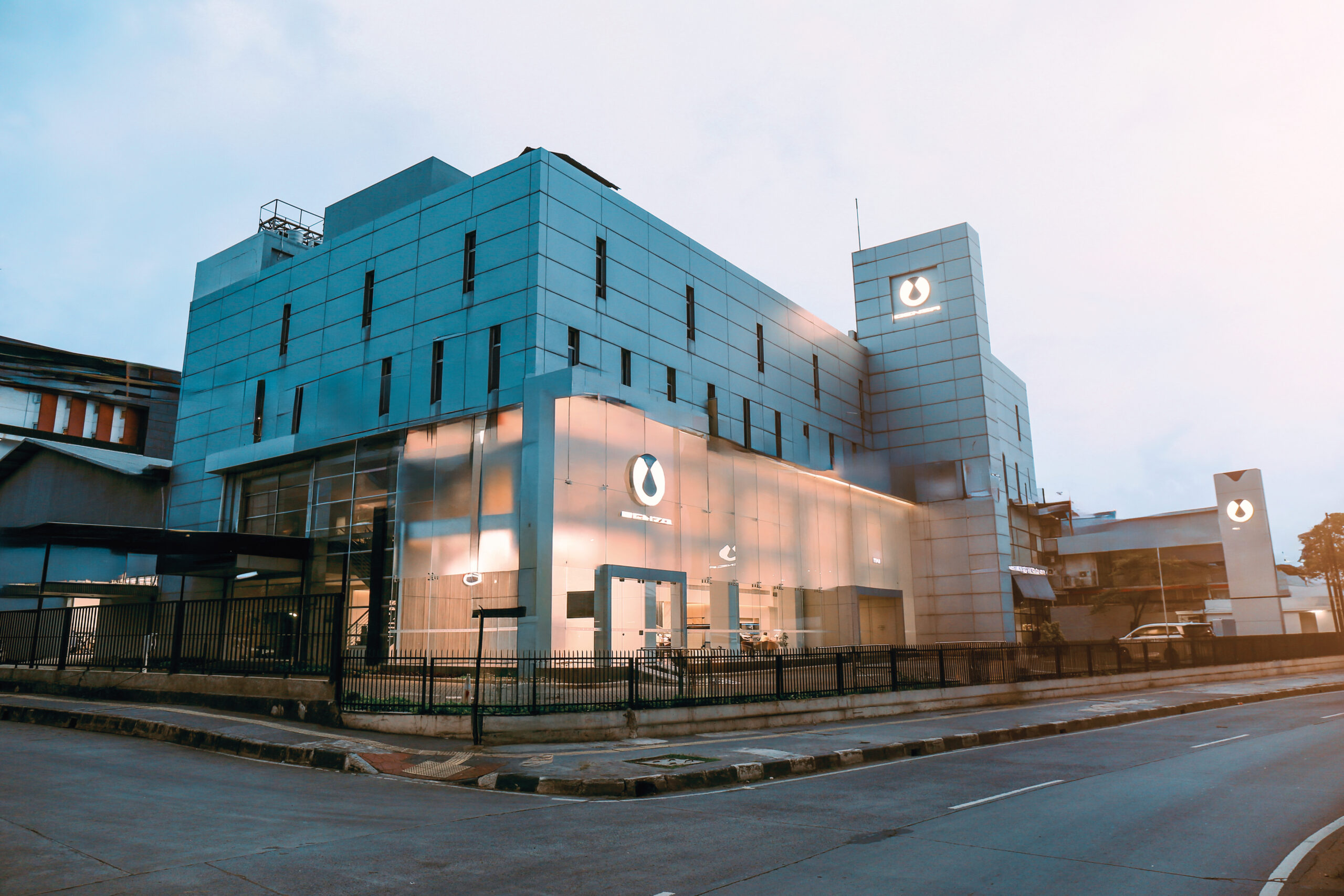 BYD Indonesia Resmikan Empat Showroom DENZA, Perluas Jangkauan Kendaraan Listrik