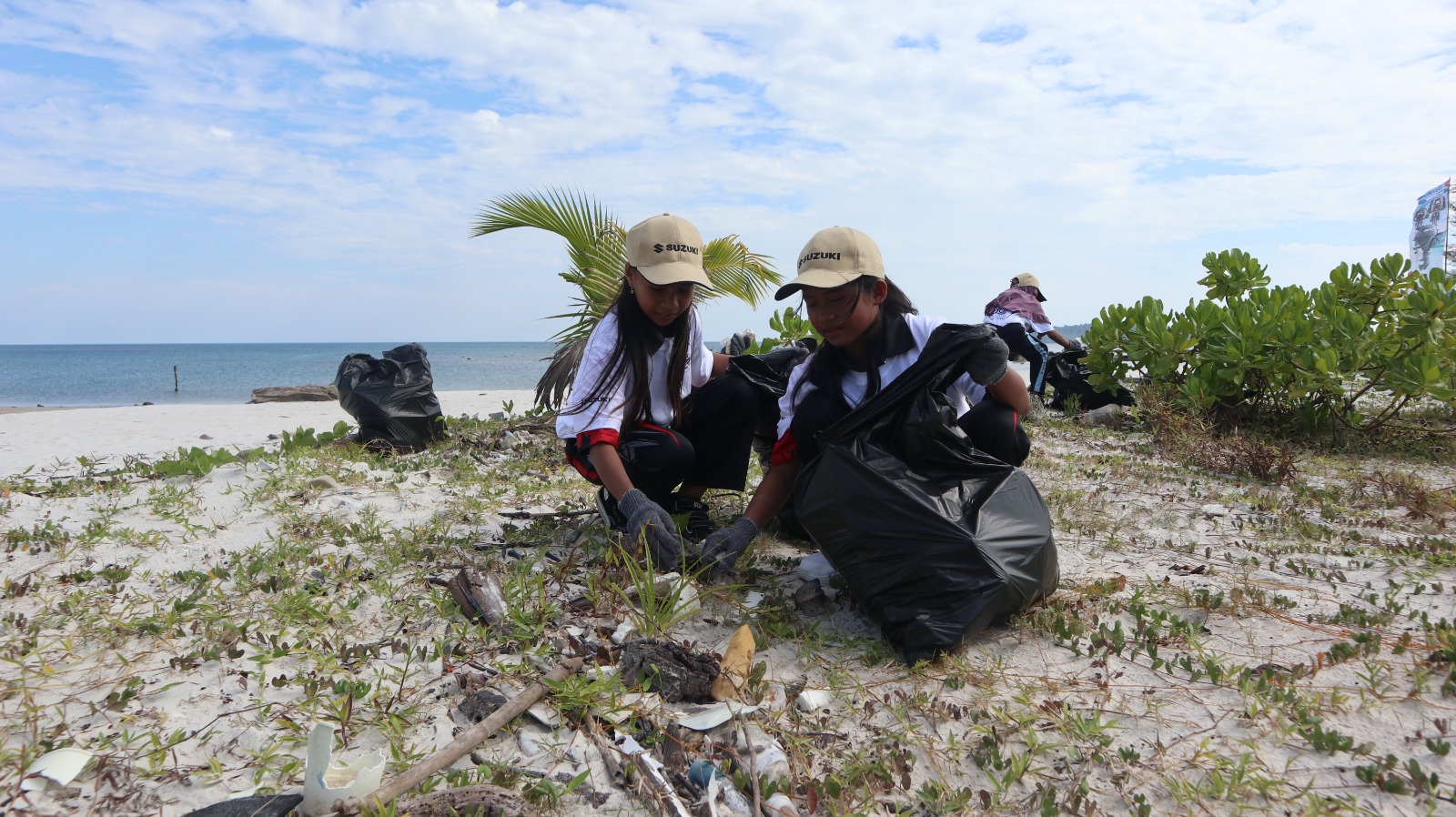 Suzuki Indonesia Gelar Aksi Bersih Pantai di Belitung, Peringati 60 Tahun Kiprah Suzuki Marine di Dunia