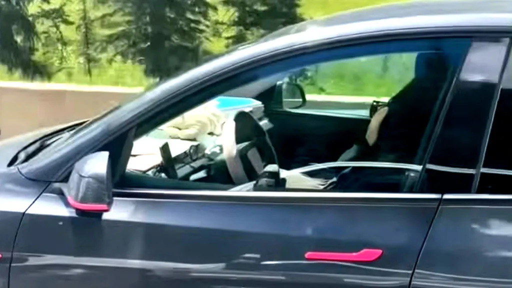 Viral! Pengemudi Tesla Diduga Tertidur Pulas pada Kecepatan 100 Km/Jam Sambil Membawa Dua Anak